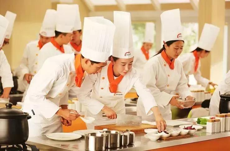 返乡创业 为什么说在深圳新东方烹饪学校学厨会让你回家致富更有底气