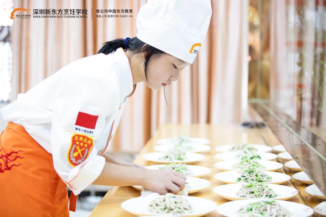 何佳慧：选择喜欢的专业，选择深圳新东方烹饪学校