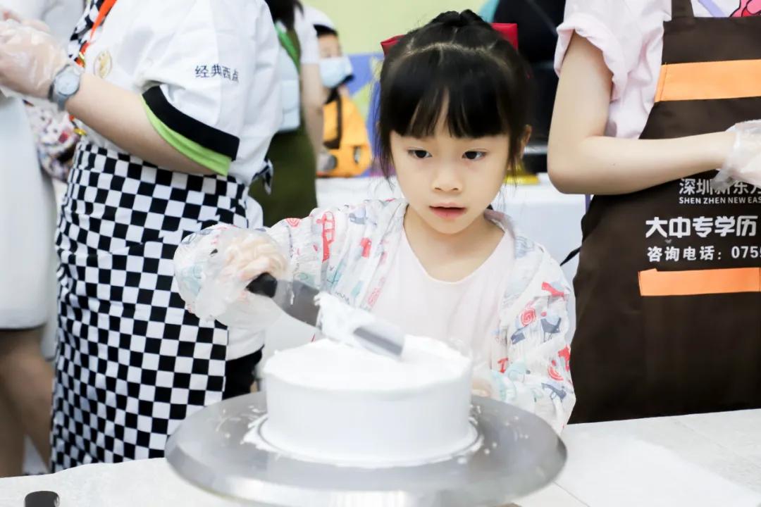 国际烘焙展的深圳新东方 让参观者竖起大拇指