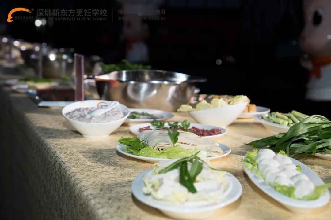 火锅班结业仪式你见过吗 这是深圳新东方烹饪学校的
