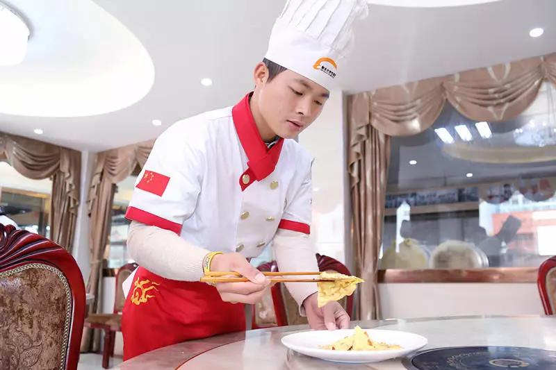 大学生也来深圳新东方烹饪学校学厨 认识下他们吧