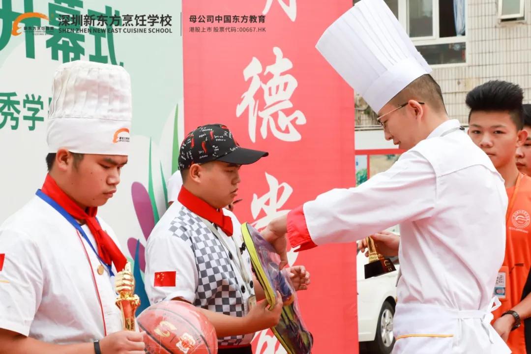 深圳新东方新生军训标兵 拔河比赛颁奖仪式举行 