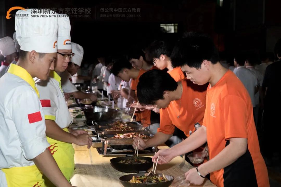 火锅班结业仪式你见过吗 这是深圳新东方烹饪学校的