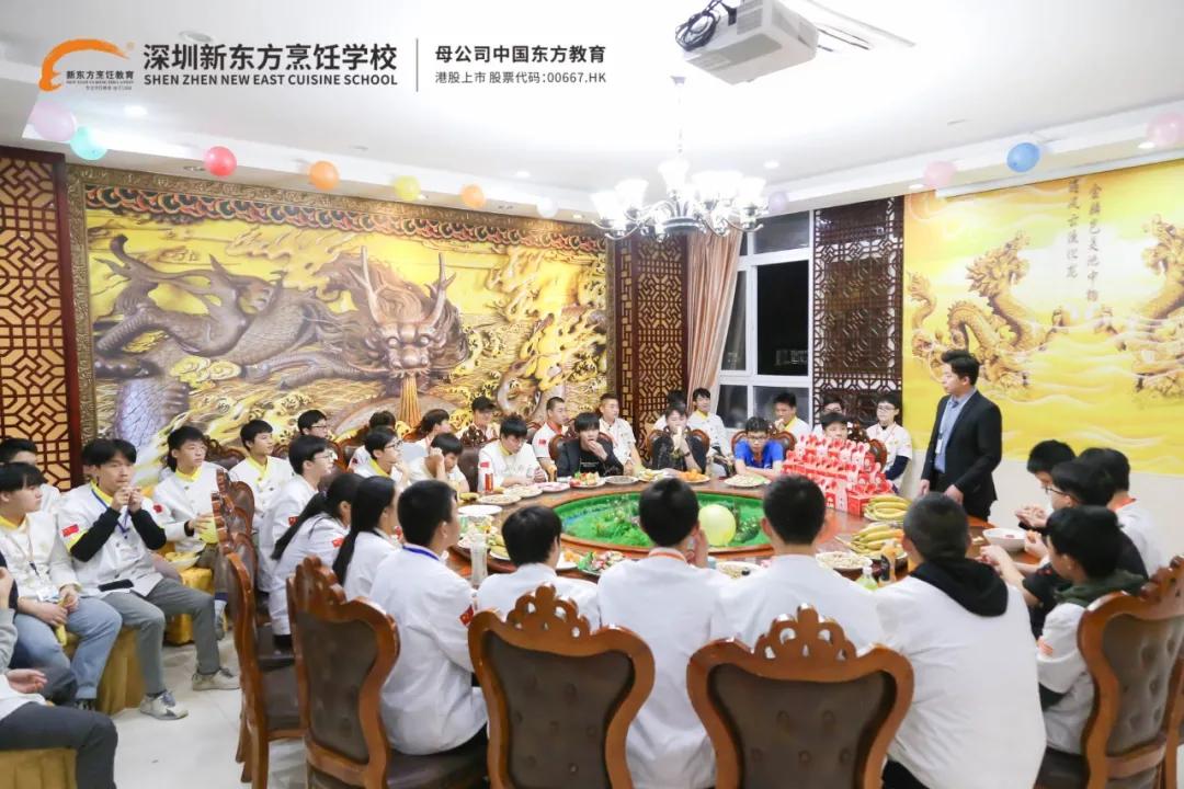 双旦晚会上会玩的新东方学子们