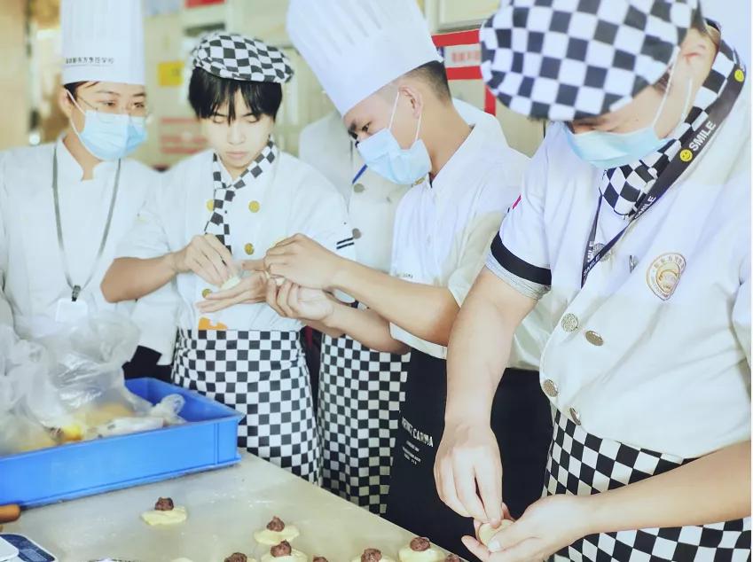 卡玛王子莅临深圳新东方 为同学们带来一堂西点甜品制作公开课 