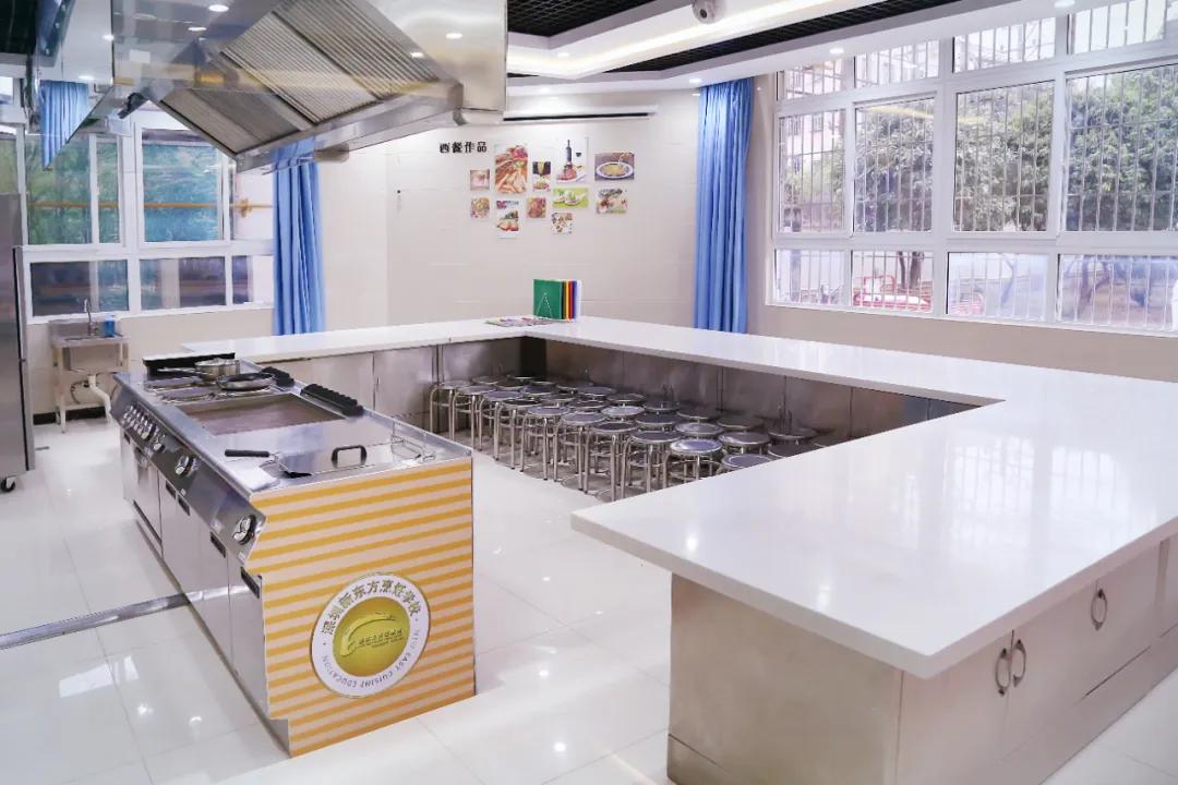 罗振宇跨年演讲中提到的新东方烹饪学校有何魅力