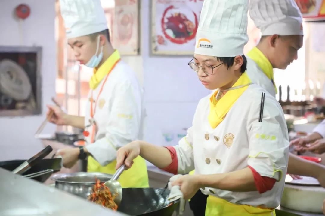 名师采访丨蒙雯婷:科班出身更专业 师范毕业来从教 名师采访丨蒙雯婷:科班出身更专业 师范毕业来从教