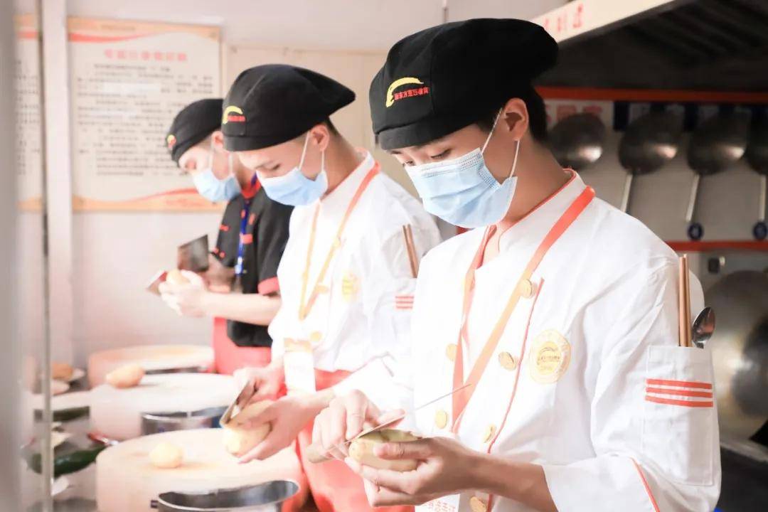 在厨师学校学技能 为什么说有名师的存在特别重要 在厨师学校学技能 为什么说有名师的存在特别重要