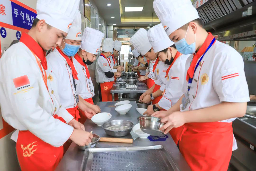 为什么大部分人选择在餐饮行业创业？来深圳新东方烹饪学校你就知道