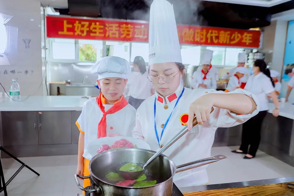 小小厨神走进深圳新东方烹饪学校，来看看他们大展身手吧！