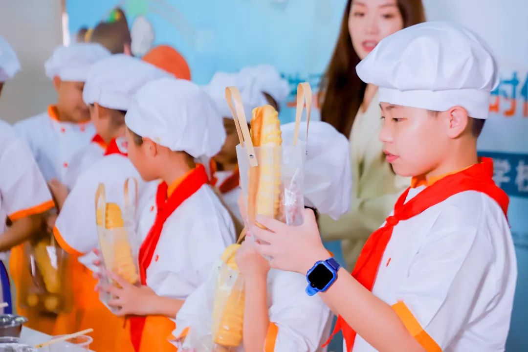 小小厨神走进深圳新东方烹饪学校，来看看他们大展身手吧！