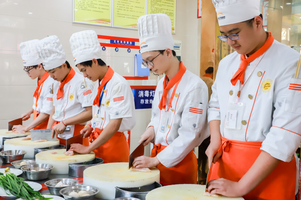 中考结束不用挤高中，同样上大学，选职业教育升学更容易！