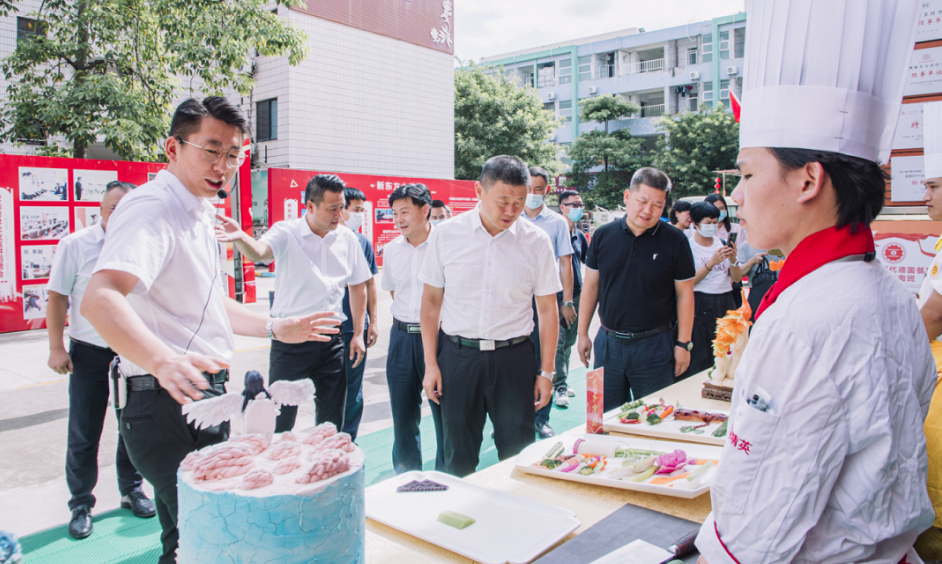 7月15日上午广西百色市领导及深圳坪山区人力资源局领导莅临我校进行考察与交流