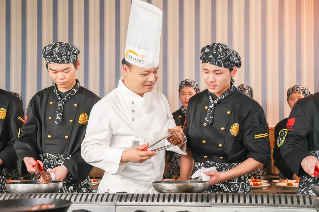 2022年男生学厨师有哪些优势？中餐、西餐、西点行行出人才
