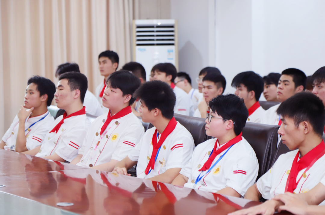 老朋友“太二”酸菜鱼与深圳新东方即将毕业的中餐学子进行企宣会,一对一面试提问~ 老朋友“太二”酸菜鱼与深圳新东方即将毕业的中餐学子进行企宣会,一对一面试提问~