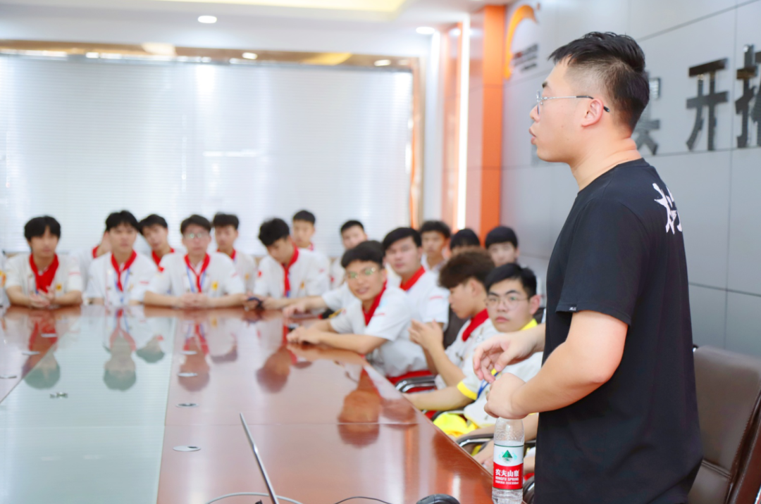 老朋友“太二”酸菜鱼与深圳新东方即将毕业的中餐学子进行企宣会,一对一面试提问~ 老朋友“太二”酸菜鱼与深圳新东方即将毕业的中餐学子进行企宣会,一对一面试提问~