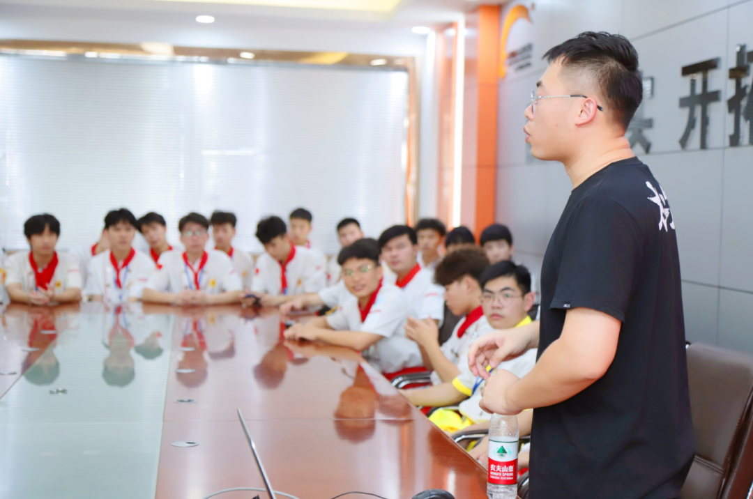 老朋友“太二”酸菜鱼与深圳新东方即将毕业的中餐学子进行企宣会，一对一面试提问~