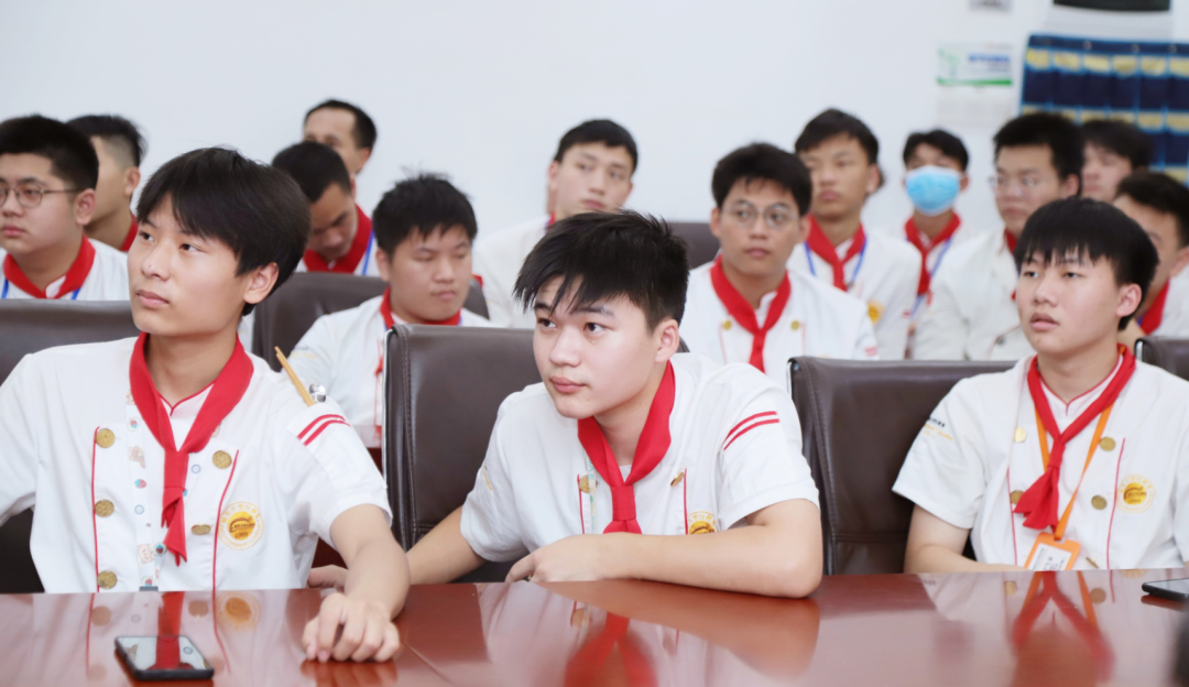 老朋友“太二”酸菜鱼与深圳新东方即将毕业的中餐学子进行企宣会,一对一面试提问~ 老朋友“太二”酸菜鱼与深圳新东方即将毕业的中餐学子进行企宣会,一对一面试提问~