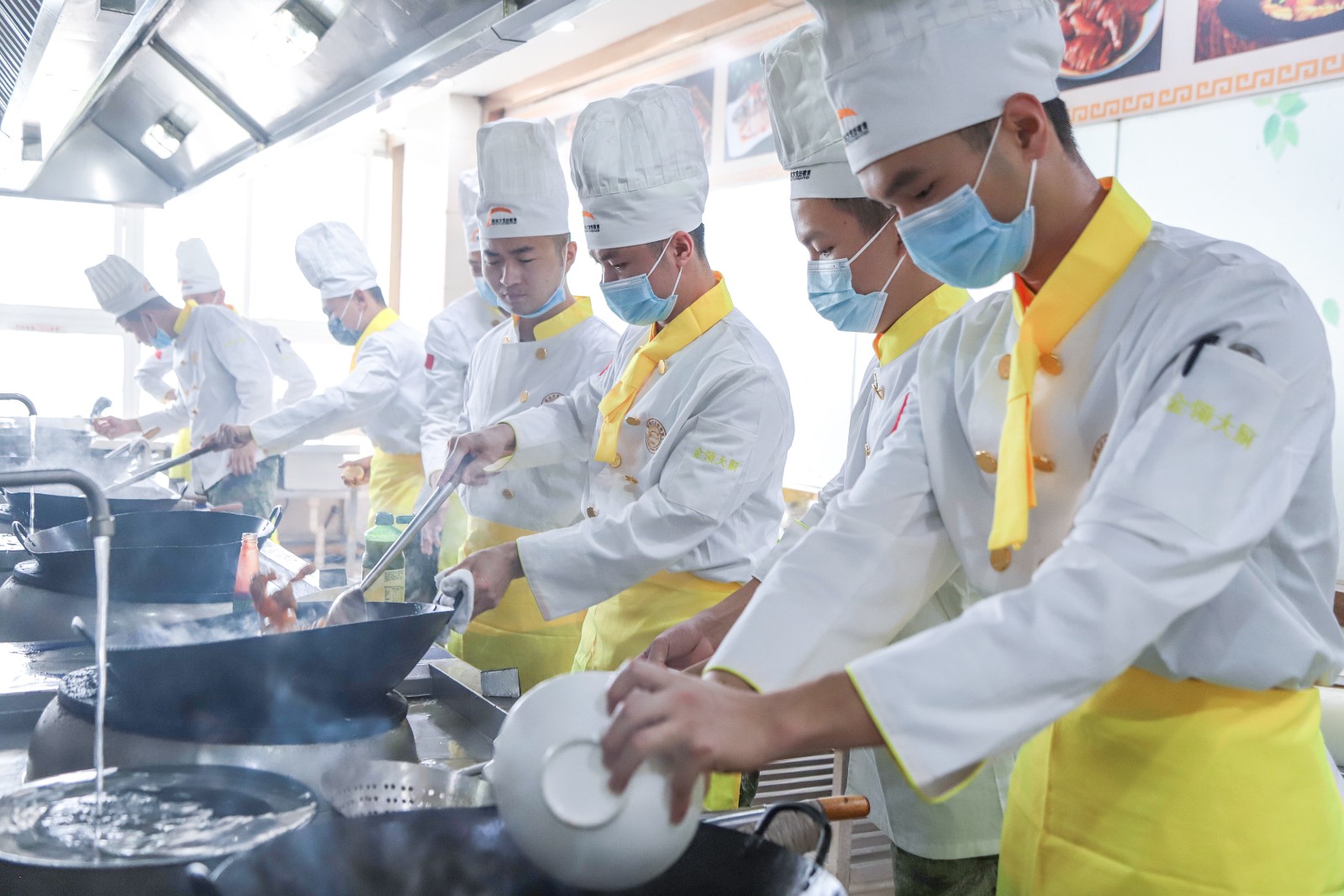 深圳市盐田区驻深部队官兵“粤菜师傅”培训班训练在我校落下帷幕~