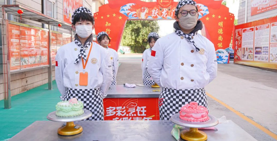 西点学子炫技能！蒙眼裱花技能比赛现场直击~你想来挑战他们吗？