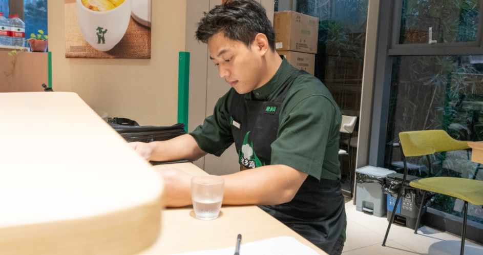 企业回访｜走进知名餐饮连锁品牌“老乡鸡”深圳南山分店，回访毕业学子工作动态~