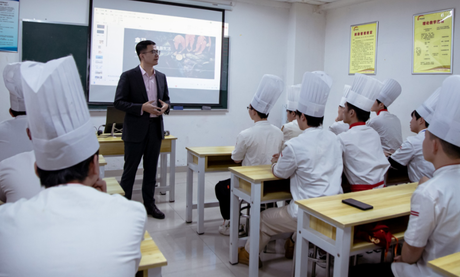 企业进校园，阿里巴巴旗下盒马鲜生到校为毕业学子进行宣讲并现场招聘！