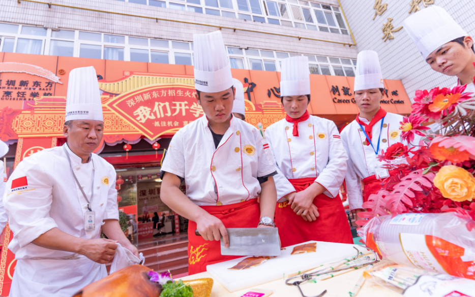 “加餐，斩料！”广东人逢年过节离不开的烧腊，在深圳新东方就可以学到最地道的制作手法~