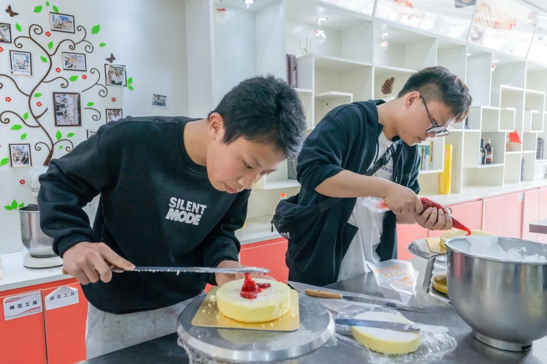 『春日研学游』不负好“食”光，汕尾逸夫中学同学邂逅深圳新东方的西点课堂！