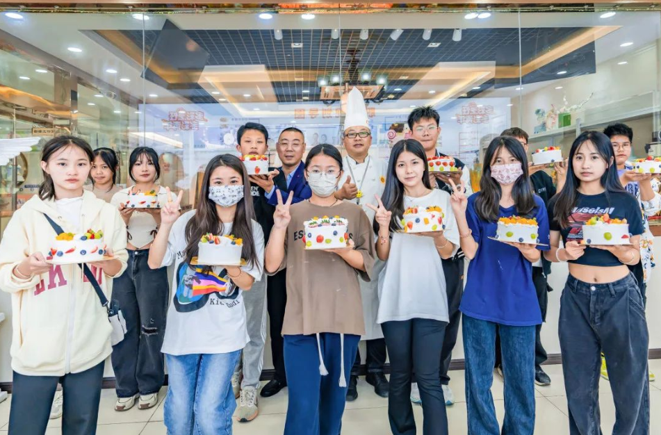 『春日研学游』不负好“食”光，汕尾逸夫中学同学邂逅深圳新东方的西点课堂！