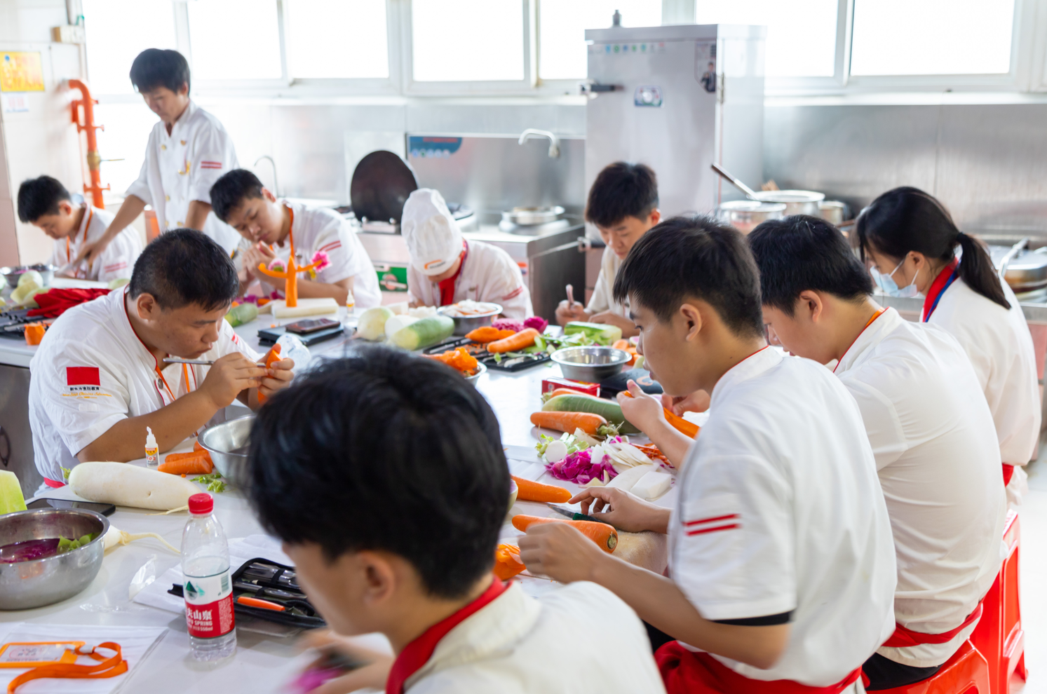 以考促学丨食品雕刻，一场大厨精英2203班同学必需历练的技能考核