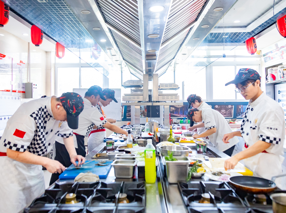 7月22日深圳新东方西餐学子热菜竞赛精彩启幕！