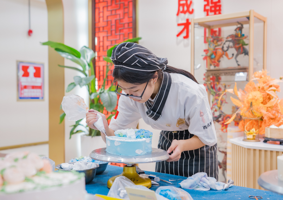 盛夏花开丨看镜头下的她们，中西式面点2201班同学裱花阶段考核瞬间