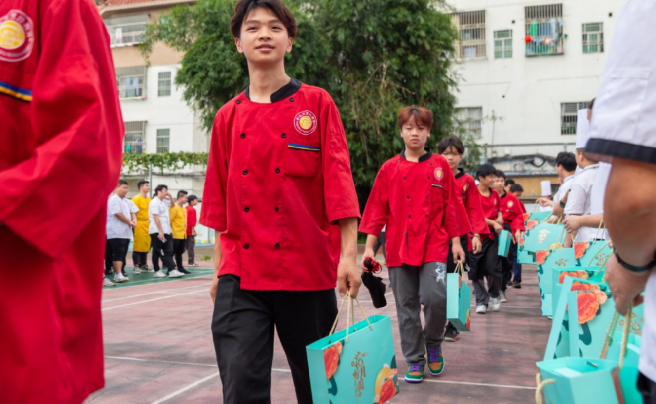 叮~深圳新东方牌月饼已送到每位学生手中！