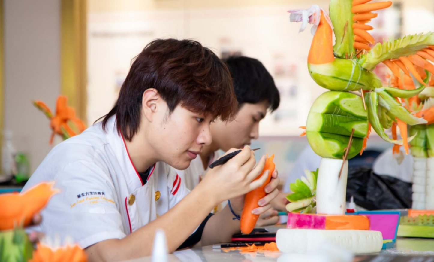 刀尖上的艺术丨大厨精英2204班同学进行食品雕刻阶段考核