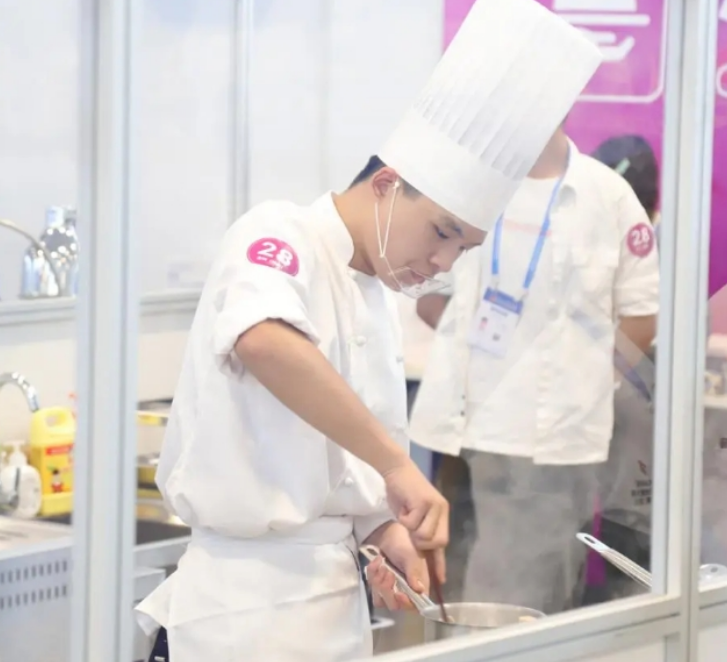『励志分享』全国第二届职业技能大赛烹饪（西餐）项目金奖学子杨萧剑：怀揣梦想，必能成就目标！