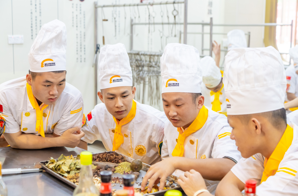 继续当学徒还是去学校学习？三个角度帮你分析