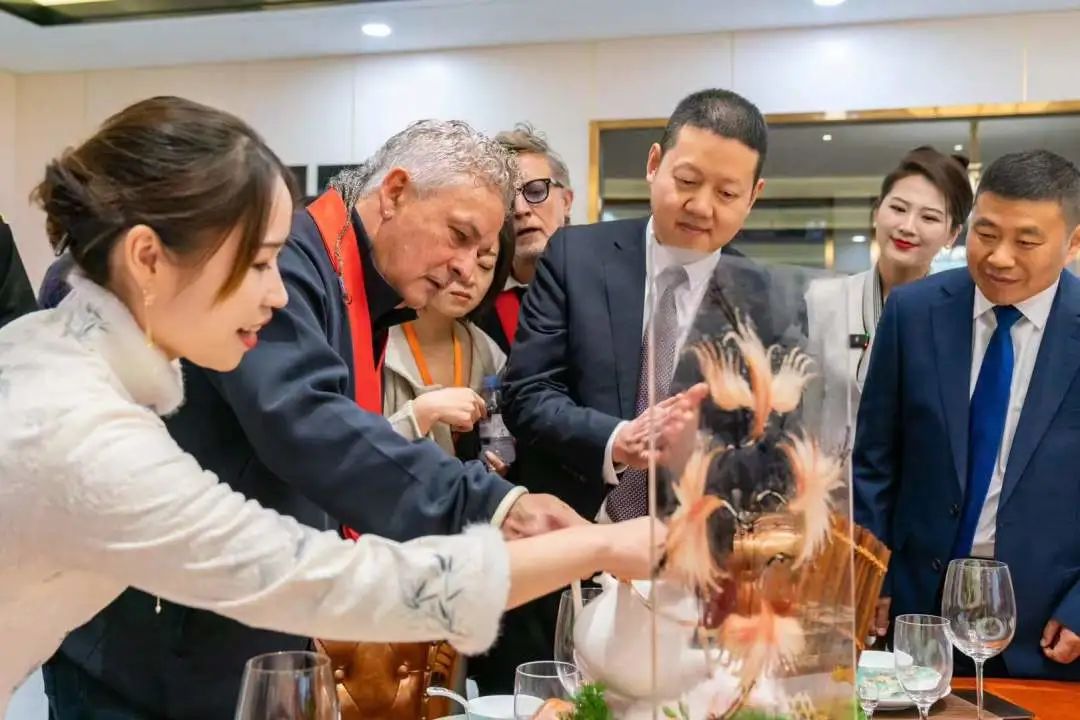 世界超级足球明星巴乔和他的小伙伴们来新东方烹饪学校啦! 世界超级足球明星巴乔和他的小伙伴们来新东方烹饪学校啦!