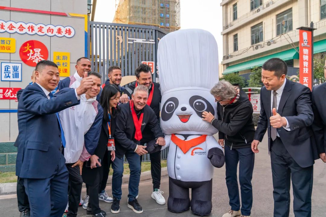 世界超级足球明星巴乔和他的小伙伴们来新东方烹饪学校啦! 世界超级足球明星巴乔和他的小伙伴们来新东方烹饪学校啦!