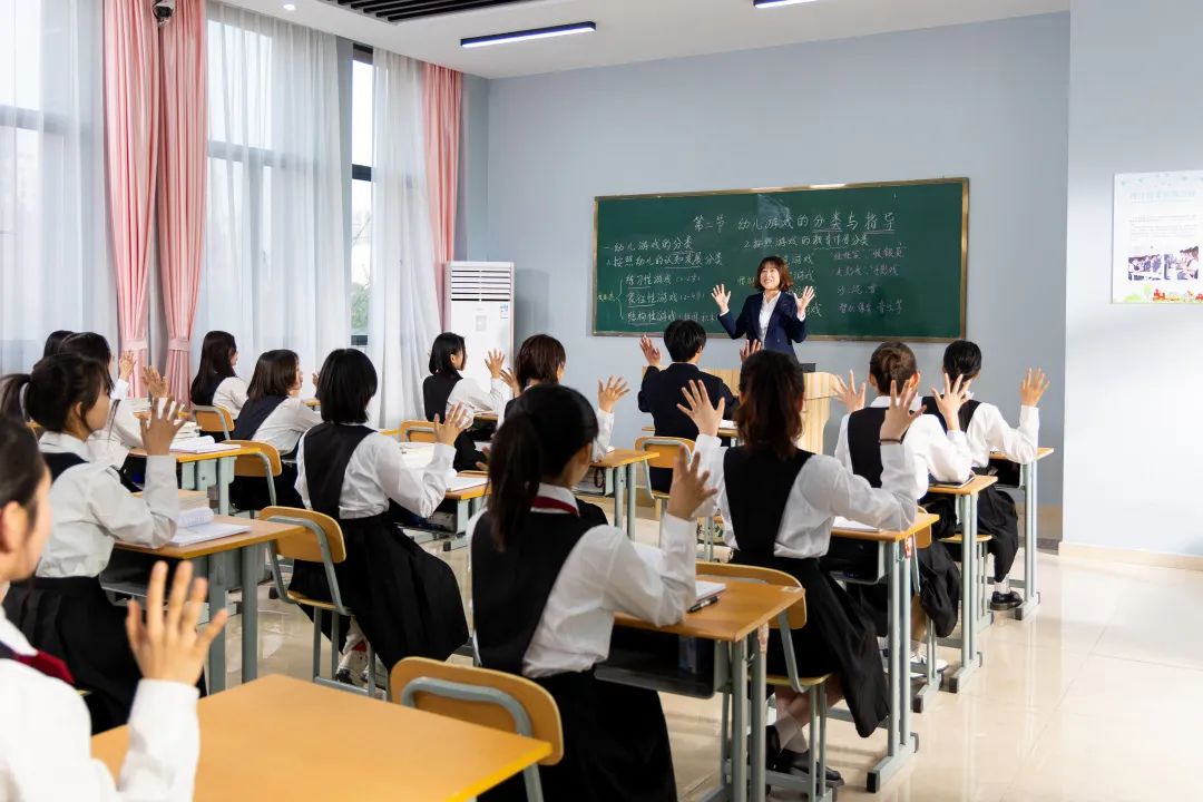 本科生“回炉”读职校增多，卷不如卷技能