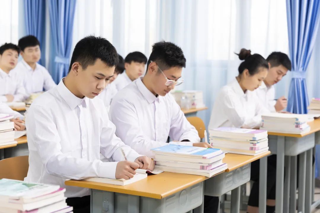 本科生“回炉”读职校增多，卷不如卷技能
