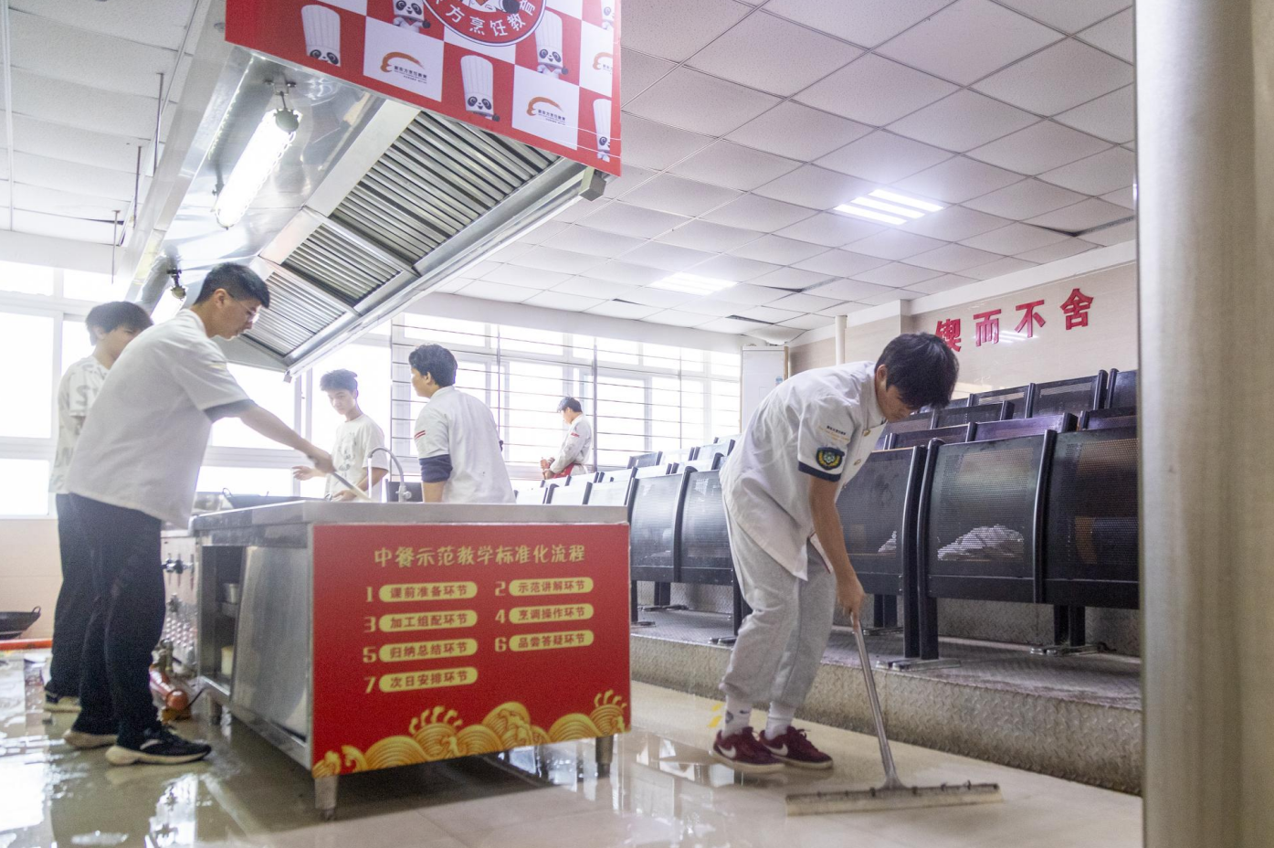 美化校园焕新貌丨深圳新东方组织全校师生开展大扫除活动