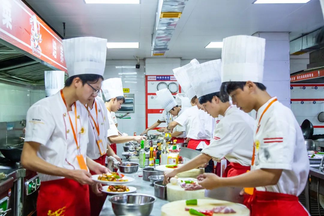 2023年餐饮收入首次突破五万亿大关，学厨师，真本事，好就业！