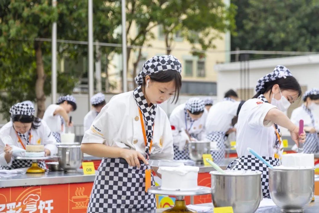 春花烂漫正当时丨深圳新东方春意满园裱花赛现场回顾，一起来欣赏西点学子的赛场风采吧~