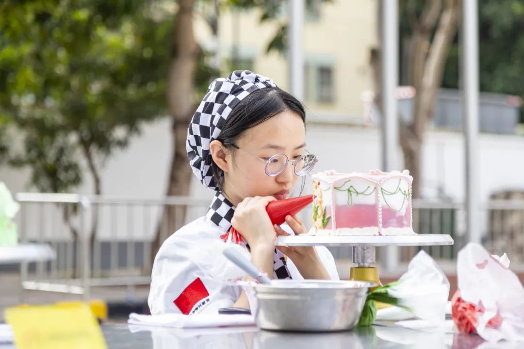 春花烂漫正当时丨深圳新东方春意满园裱花赛现场回顾，一起来欣赏西点学子的赛场风采吧~
