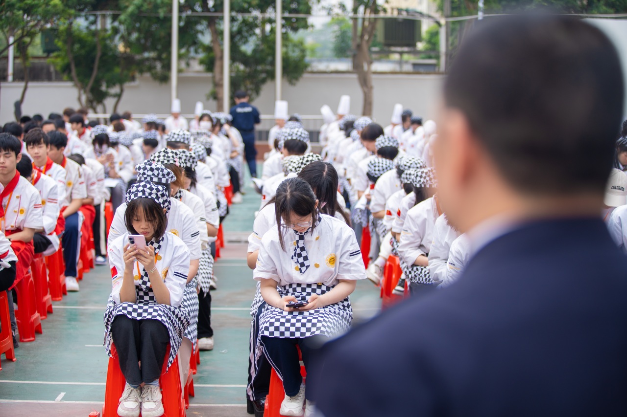 反诈宣传进校园，筑牢学生安全线——记深圳新东方反诈培训活动