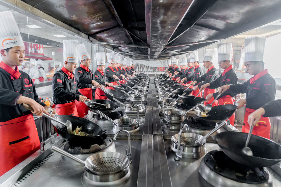 学到真本事，才能好就业！来深圳新东方学厨师，助你走稳技能成才路！