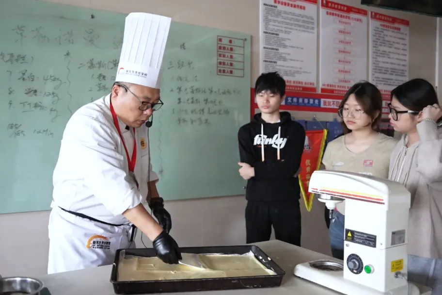 巧克力不会让你发胖，只会让你幸福感微微膨胀。深圳新东方巧克力体验课圆满结束！
