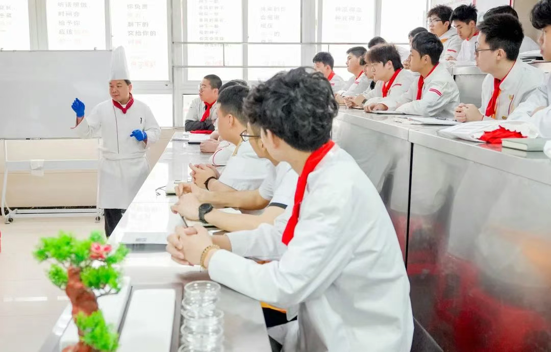 名企名师进校园 烹饪教育绽新光
