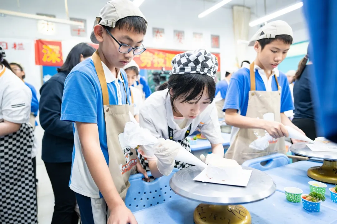 匠心传承·科学赋能|劳技裱花课助力坪山光祖中学学子全面发展   