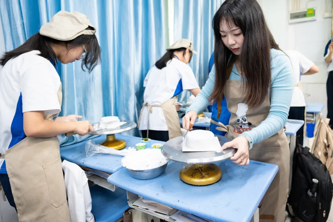 匠心传承·科学赋能|劳技裱花课助力坪山光祖中学学子全面发展   